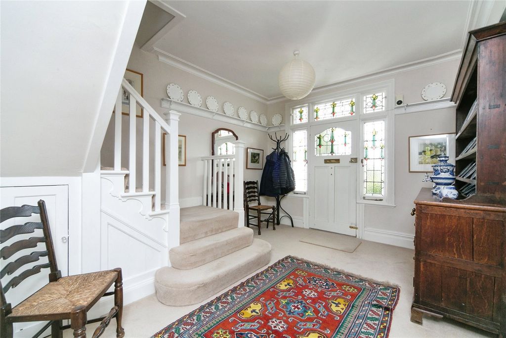 Property photo 3 of 37 Entrance Hall