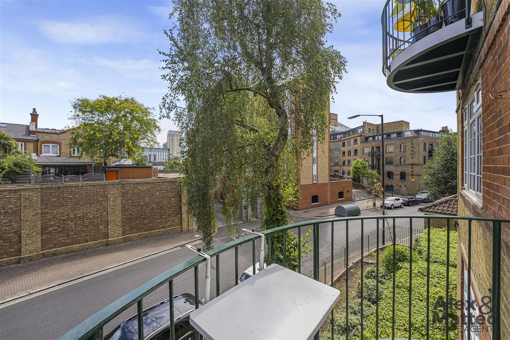 Property photo 3 of 17 Cherry Court