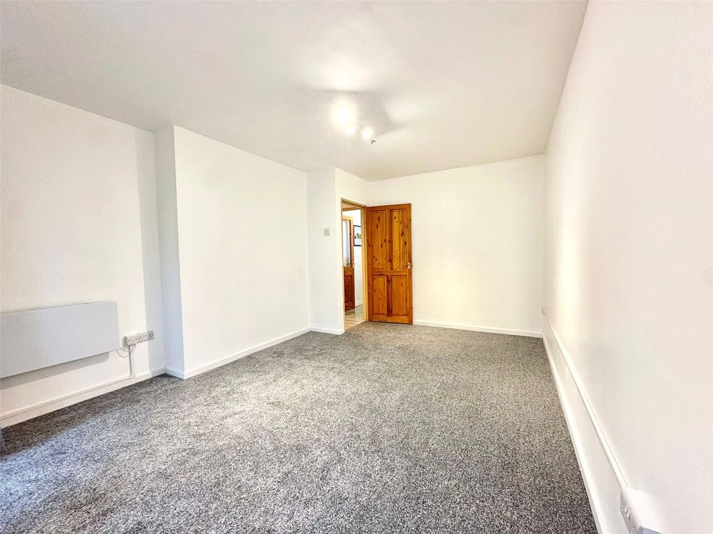 Property photo 2 of 21 Picture No. 27