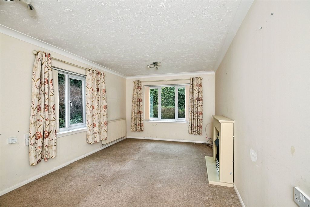 Property photo 2 of 11 Lounge