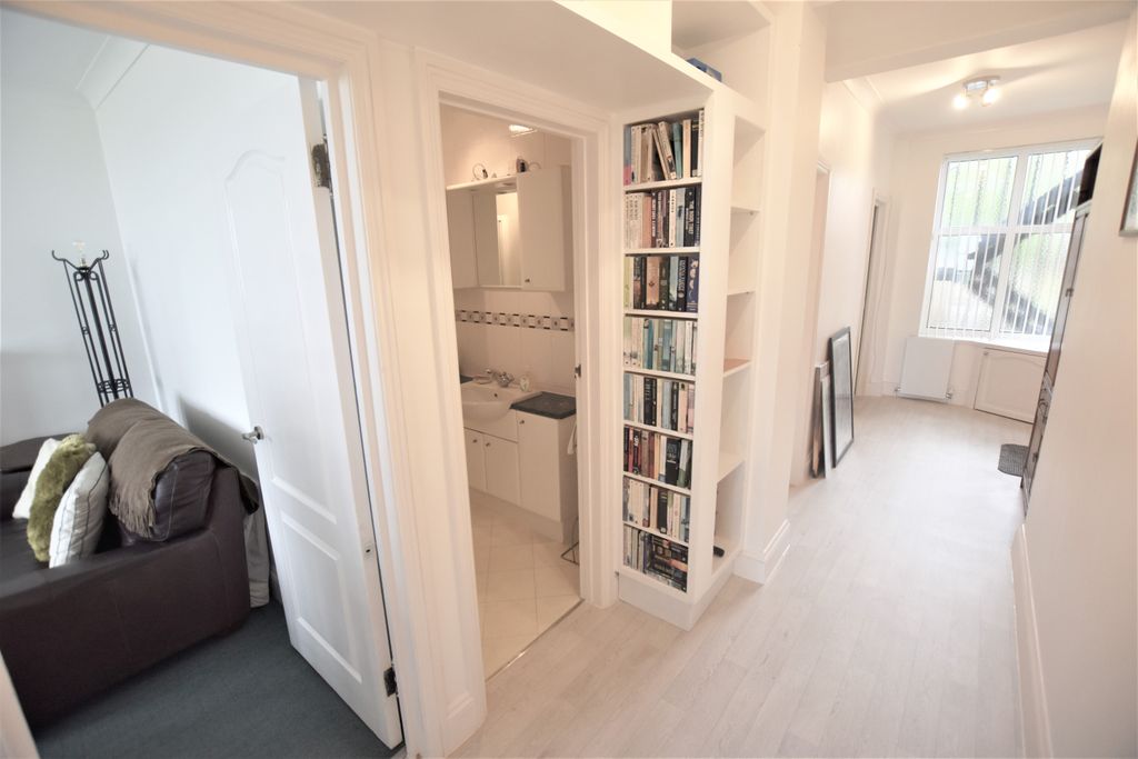 Property photo 3 of 11 Hallway