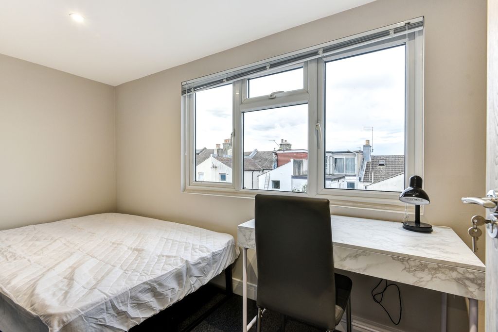 Property photo 2 of 38 Bright, Neutrally Decorated Double Bedroom With A ...