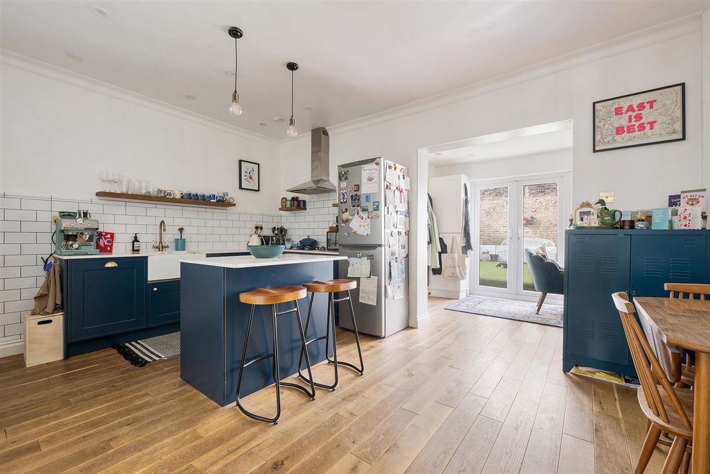 Property photo 3 of 19 Marlborough Road, E7