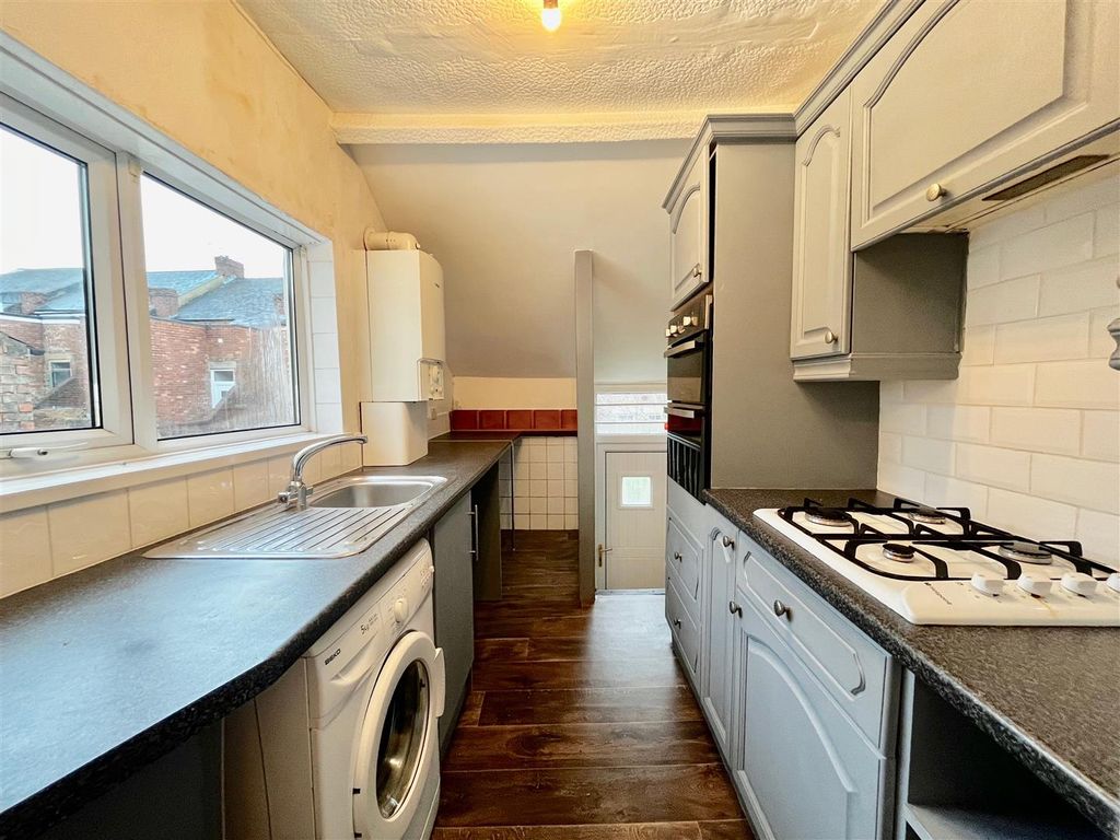 Property photo 3 of 9 Kitchen