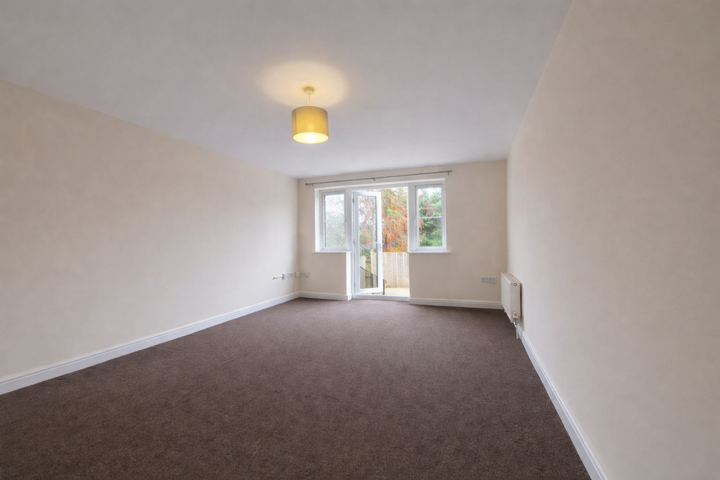 Property photo 2 of 6 5 Iris Court Living Rookm (1)