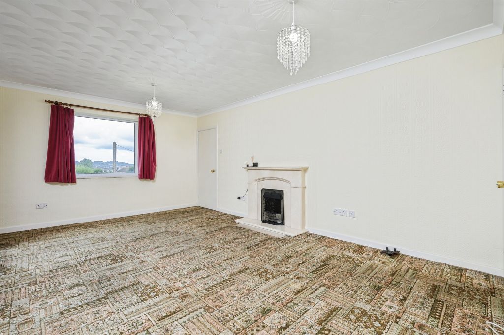 Property photo 2 of 19 Lounge: