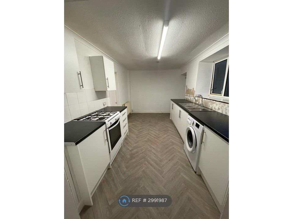 Property photo 2 of 11 Kitchen