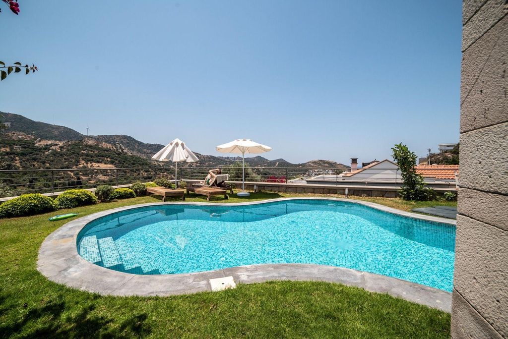 Property photo 3 of 20 A Flawless Single-Storey Yalikavak Property For Sale - Private Pool And Sunbathing Areas
