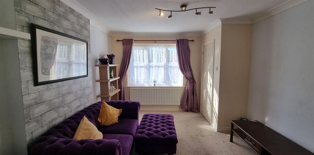 Property photo 3 of 16 Lounge