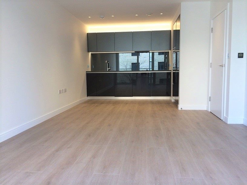 Property photo 3 of 20 Living Room / Kitchen