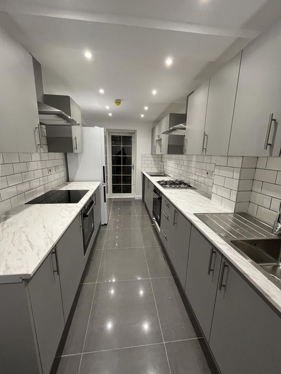 Property photo 1 of 11 Kitchen