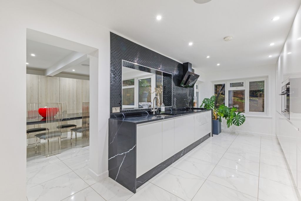 Property photo 3 of 18 85564_4-Weald-Way...