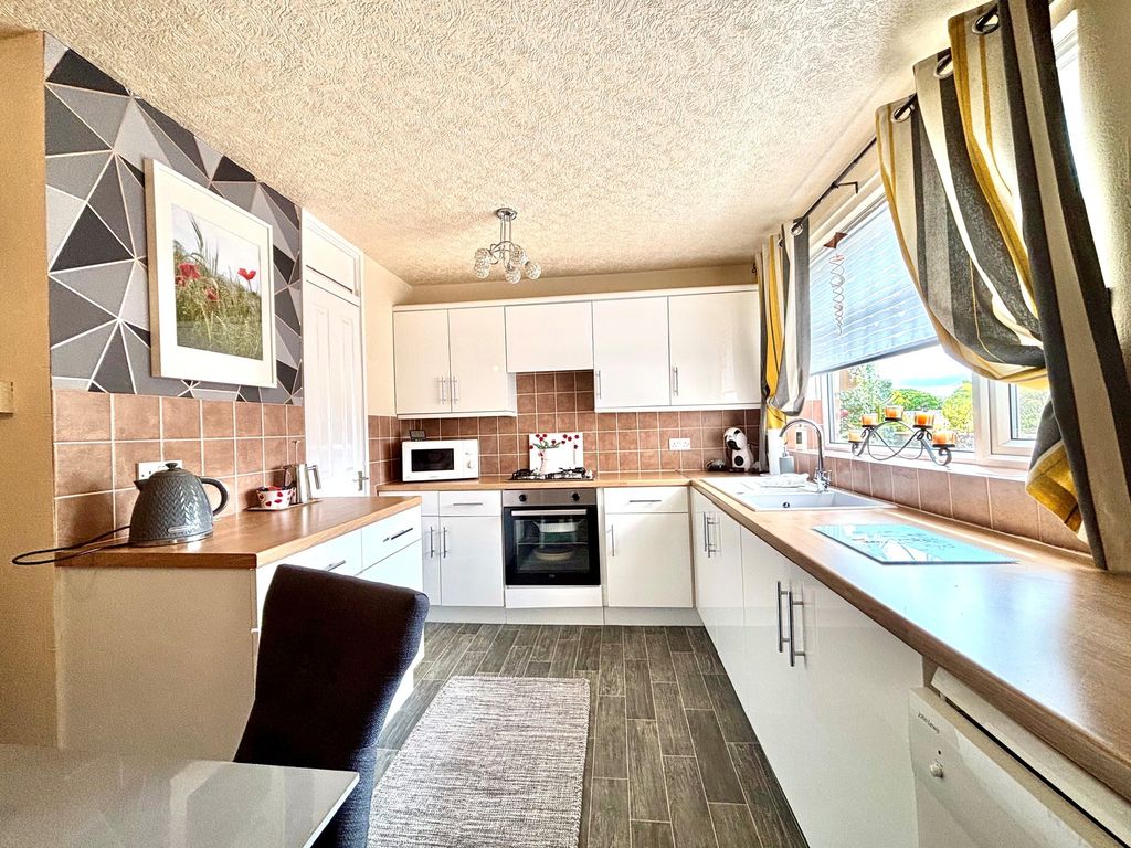 2 bed flat for saleSpringfield Rise, Matlock DE4 photo 5