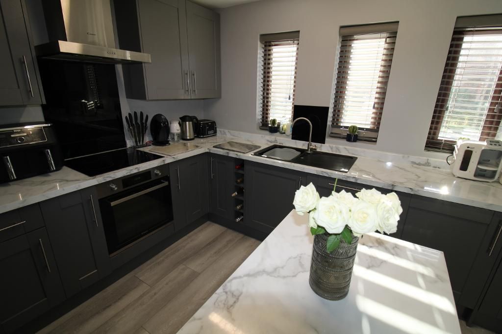 Property photo 3 of 16 Kitchen