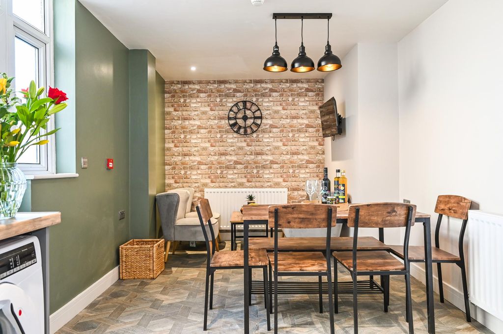 Property photo 1 of 9 Photo 0