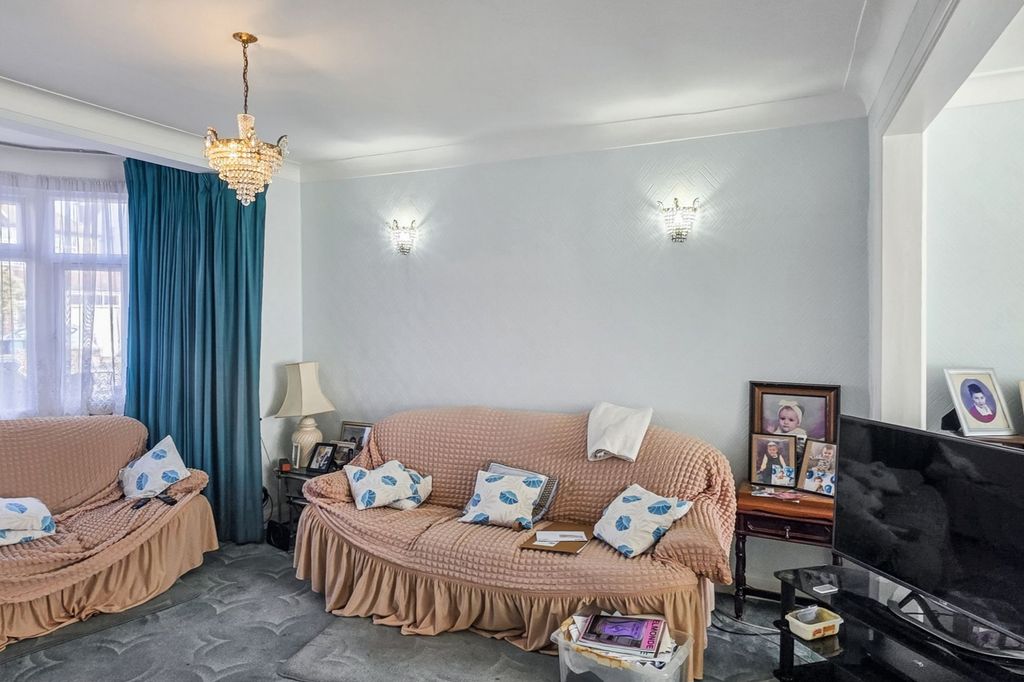 Property photo 2 of 18 64 Alicia Gardens, Kenton, Harrow, Middlesex Ha3 8Je