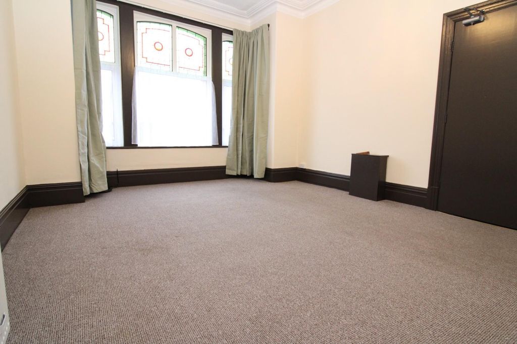 Property photo 3 of 6 Lounge