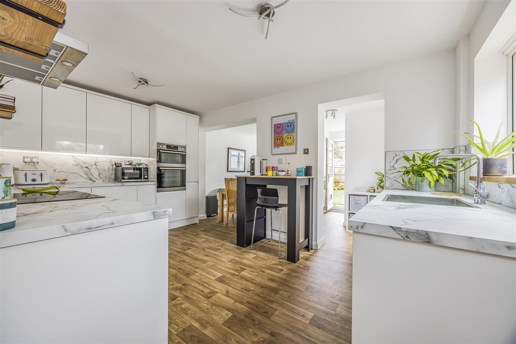 Property photo 2 of 26 10 Overton Road, Southbourne-Porticomarketing-Nexa