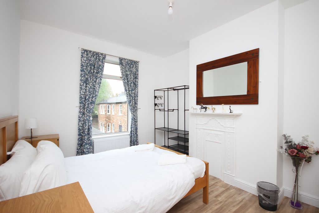 Property photo 1 of 5 141Bedroom2£850.Jpg