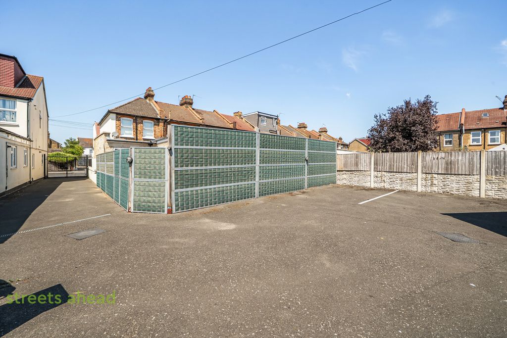 Property photo 3 of 22 79259B21-6070-405...