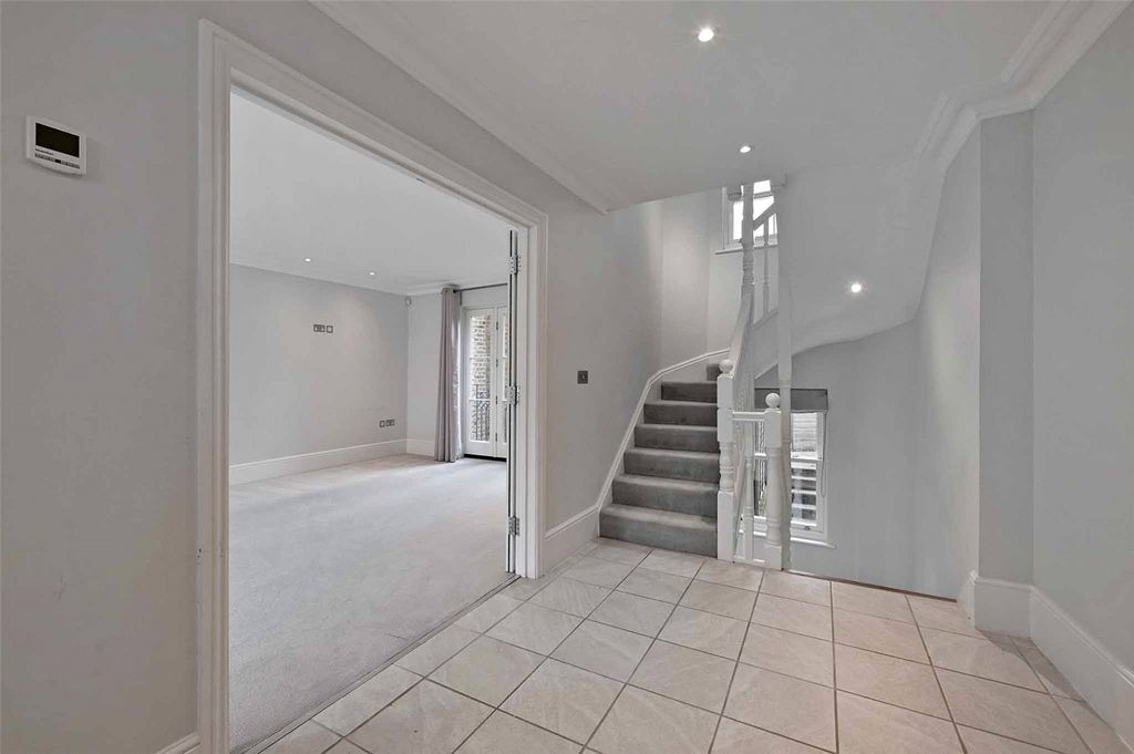 Property photo 3 of 14 Entrance Hall