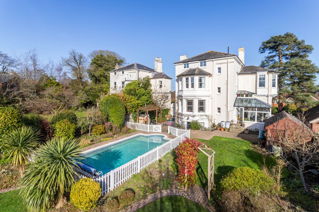 Property photo 2 of 34