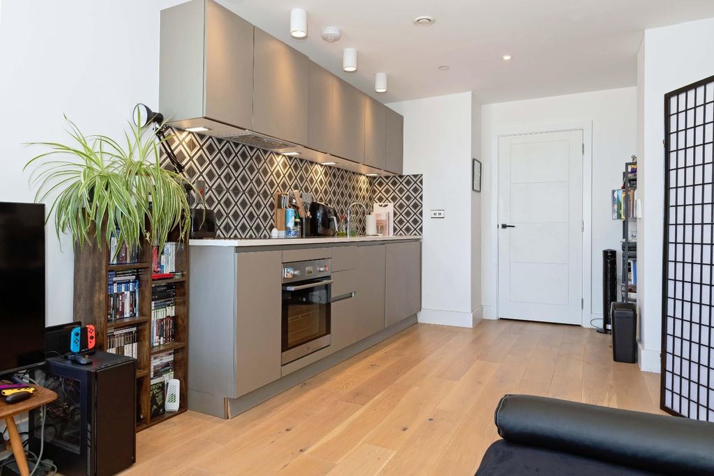 Property photo 2 of 11 45 Russell House_15.Jpg