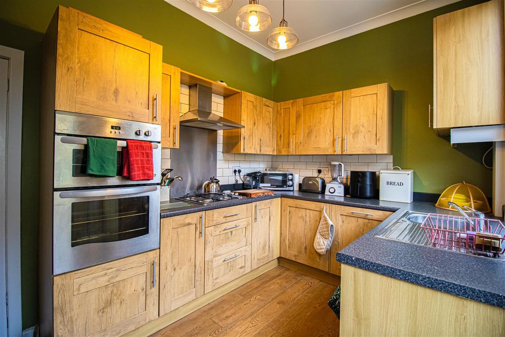 Property photo 3 of 7 Kitchen