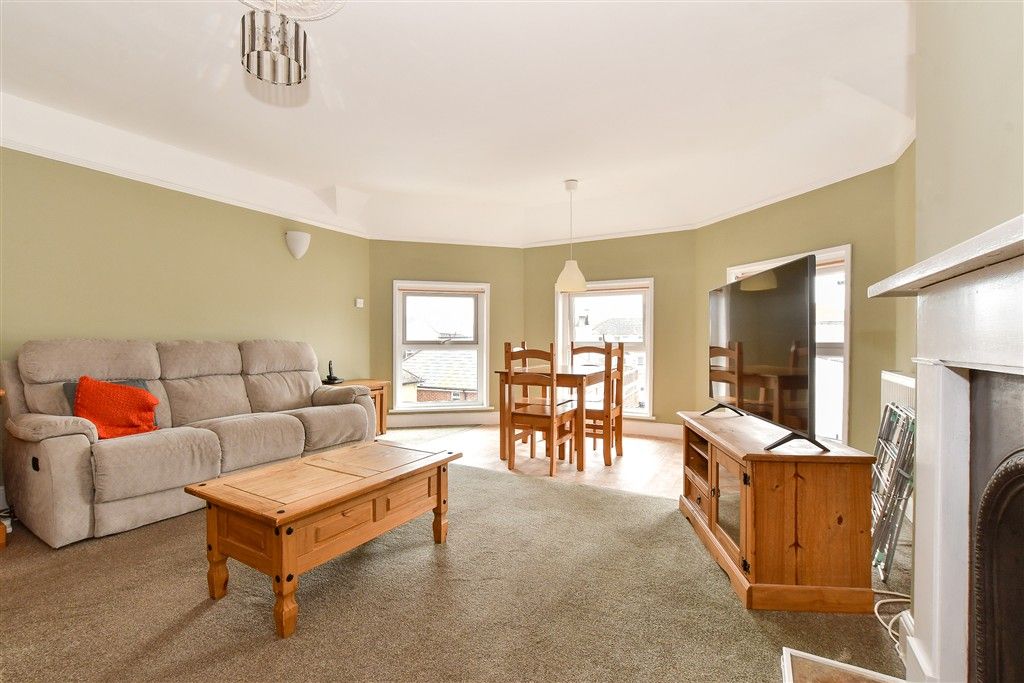 Property photo 3 of 9 Lounge/ Dining Area