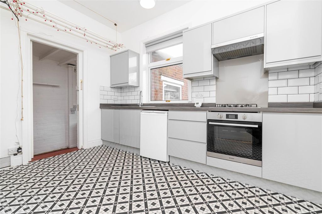 Property photo 3 of 18 Kitchen