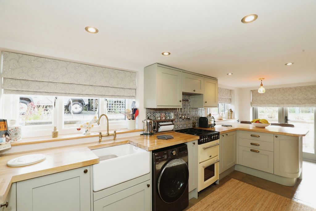 Property photo 3 of 22 Breakfast Kitchen