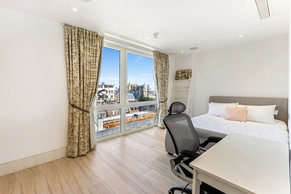Property photo 3 of 15 Soho Thirteen Apa...