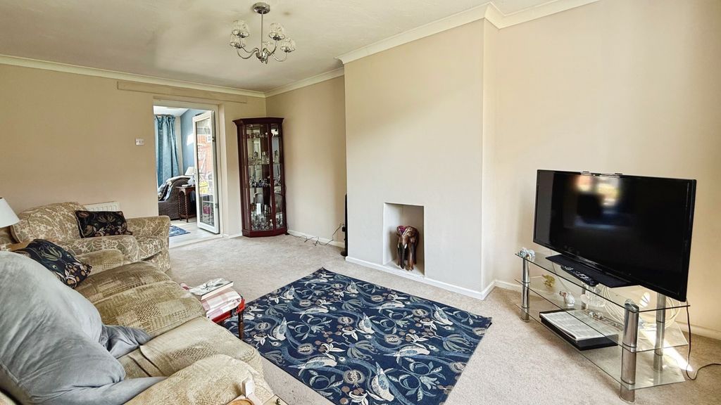 Property photo 3 of 19 Lounge