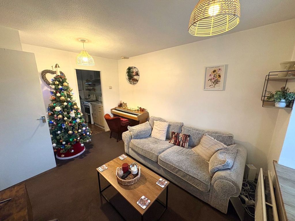 Property photo 2 of 7 Living Room