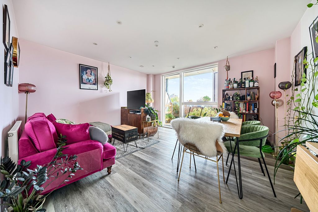 Property photo 1 of 17 Reception