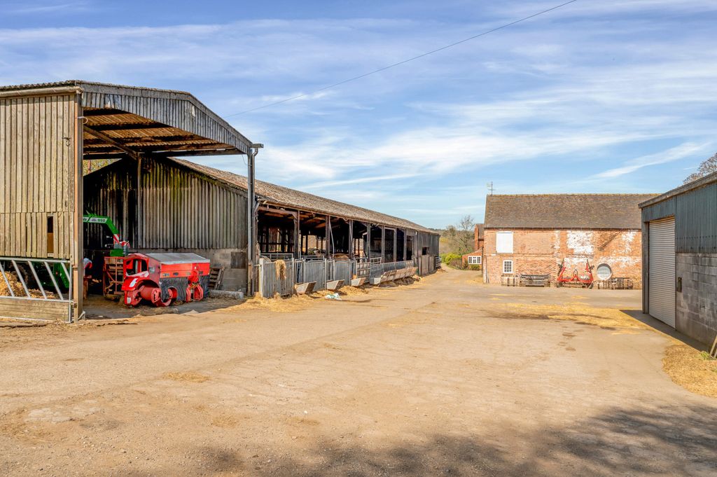 Property photo 2 of 9 Oaks Farmyard