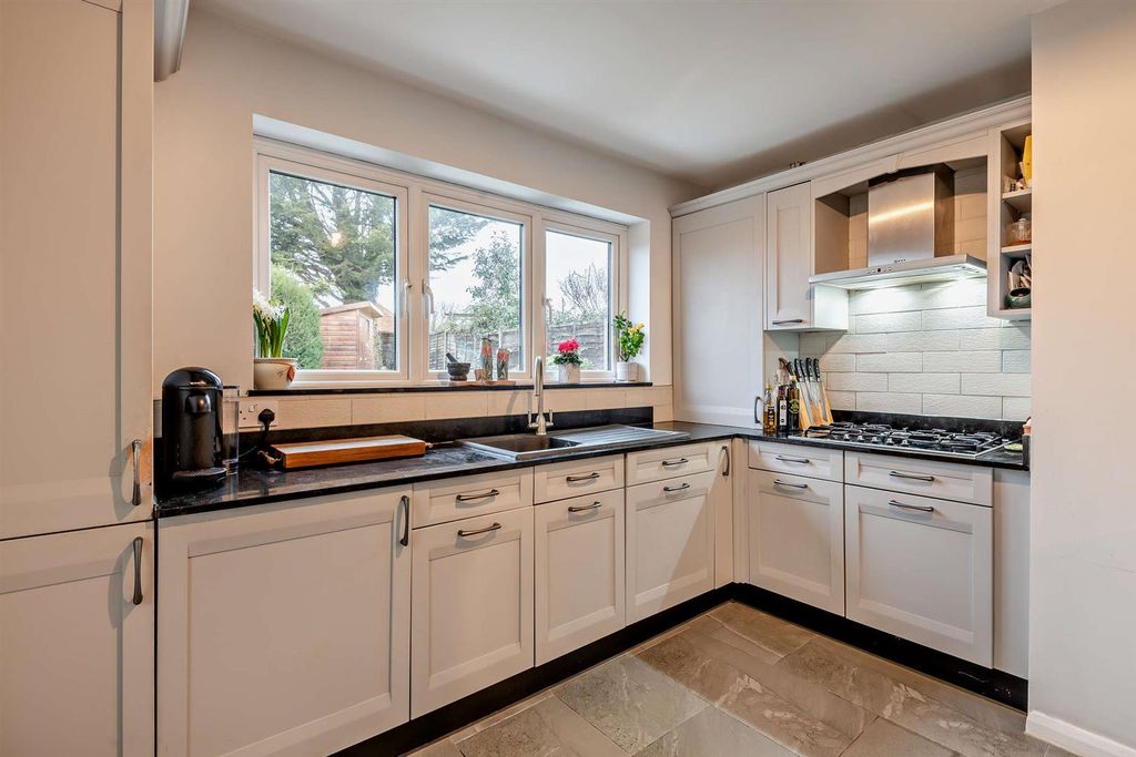 Property photo 3 of 20 8675192-Interior01-800.Jpg