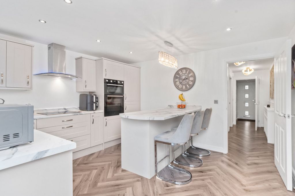 Property photo 3 of 34