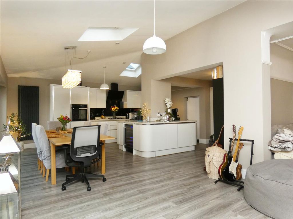 Property photo 2 of 25