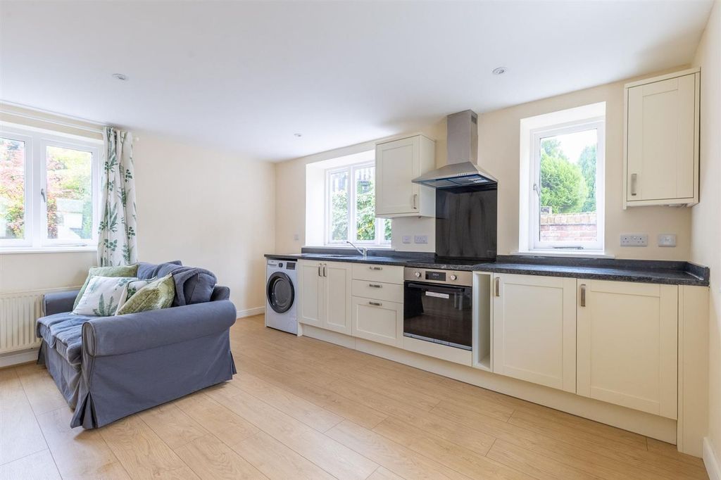 Property photo 2 of 16 8Broxtonhallmews-4.Jpg