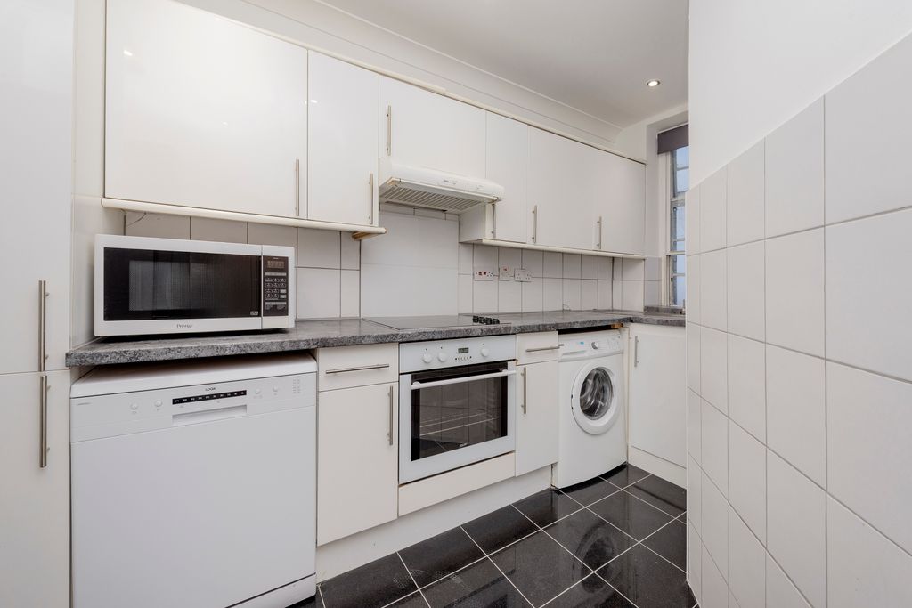 Property photo 2 of 7 46 Quebec Ct-9466.Jpg