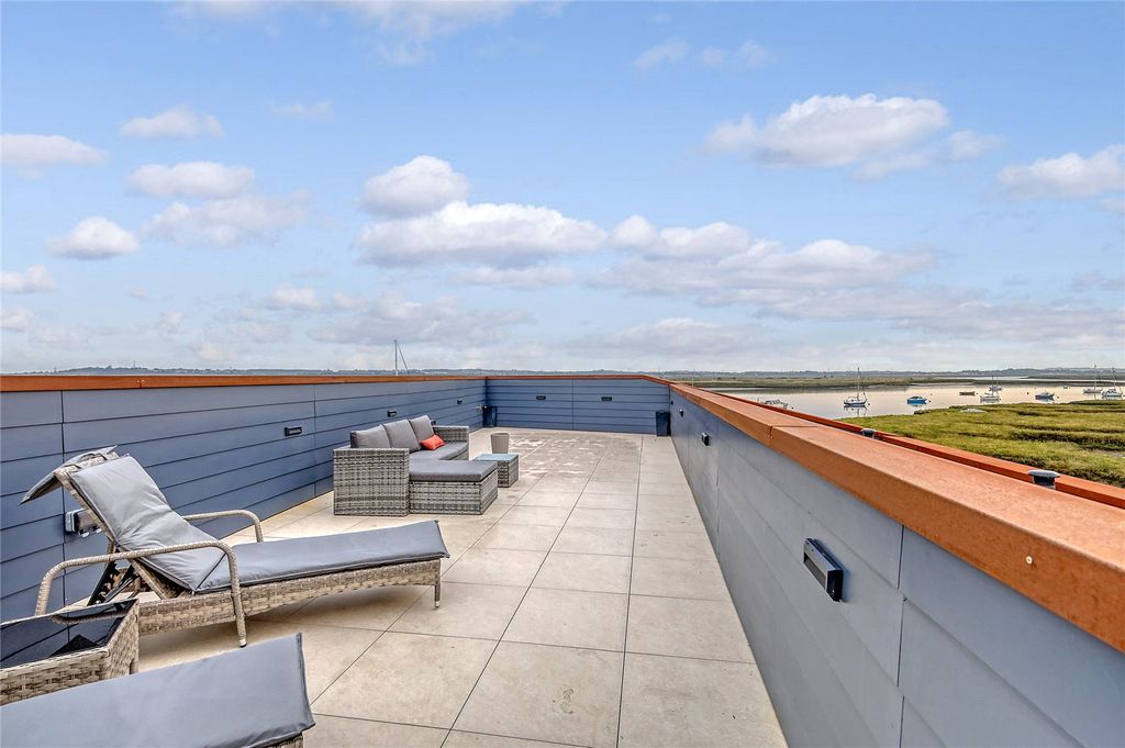Property photo 3 of 16 Roof Terrace