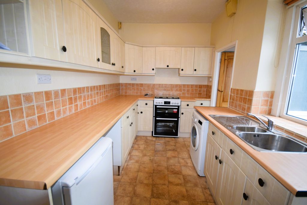 Property photo 3 of 7 Kitchen