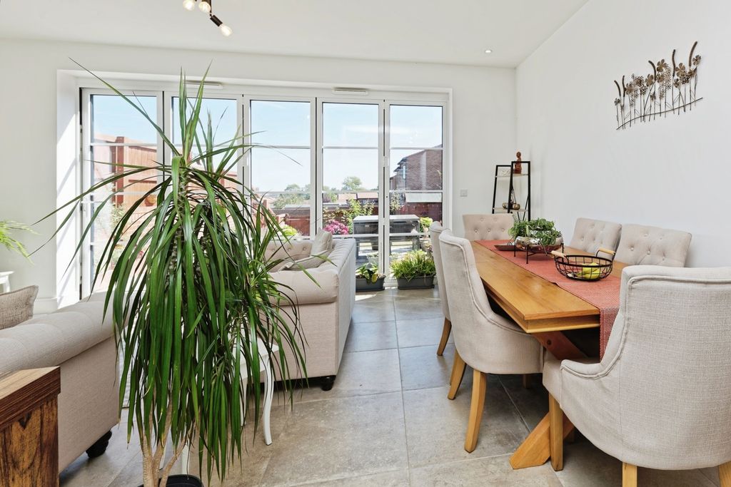 Property photo 3 of 18 Pbox-Img.Jpg