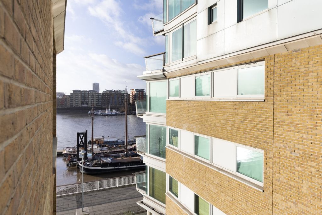 Property photo 2 of 11 Cinnabar Wharf Ce...