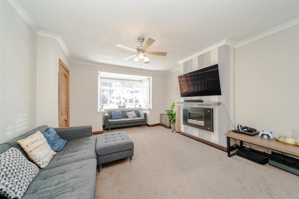 Property photo 2 of 19 Lounge