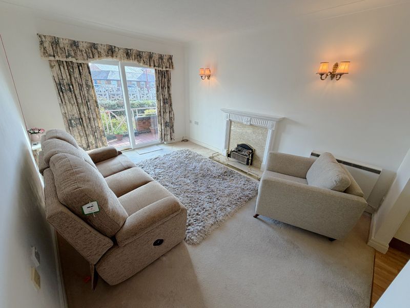 Property photo 3 of 19 Lounge