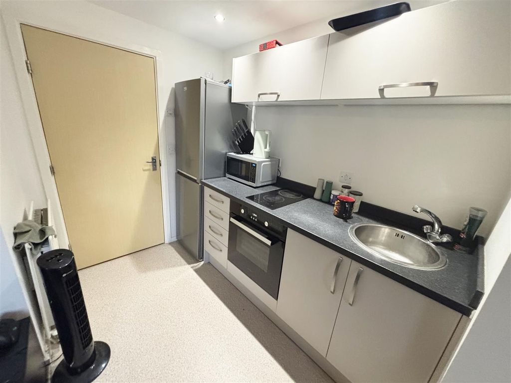 Property photo 3 of 10 Kitchen