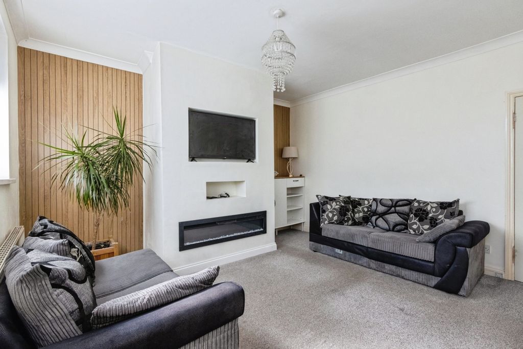 Property photo 2 of 15 Lounge