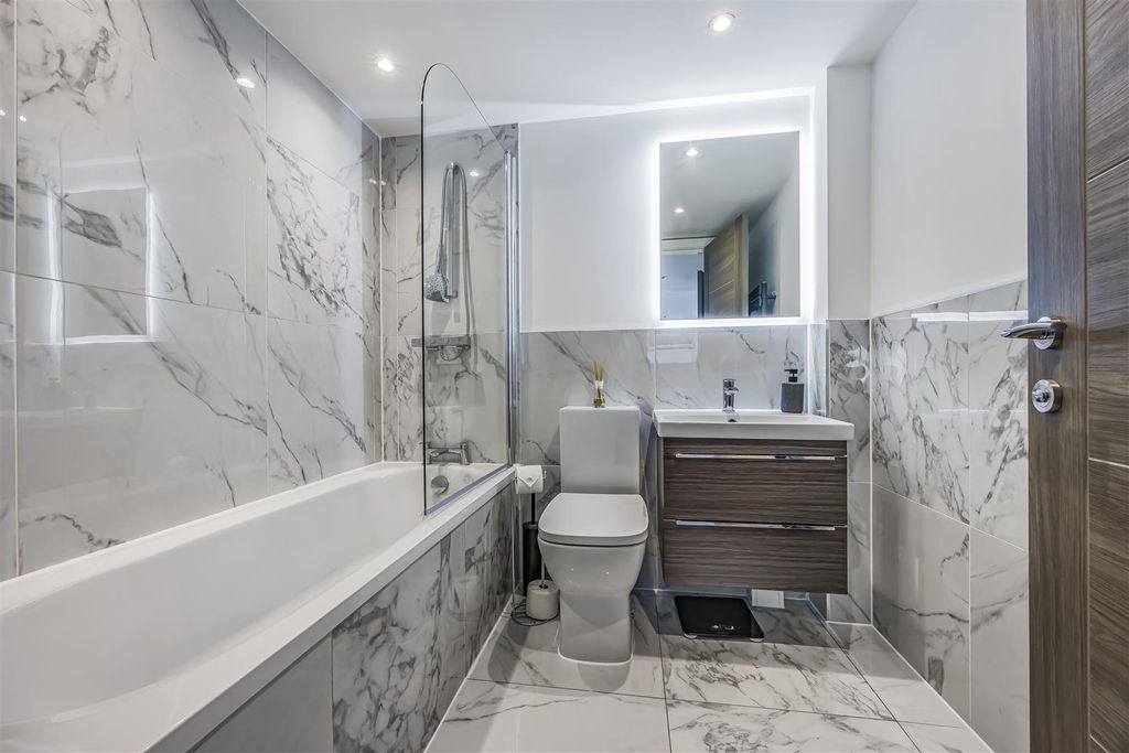 Property photo 3 of 19 14 Radial House, Governors Walk, Portsmouth-Portic